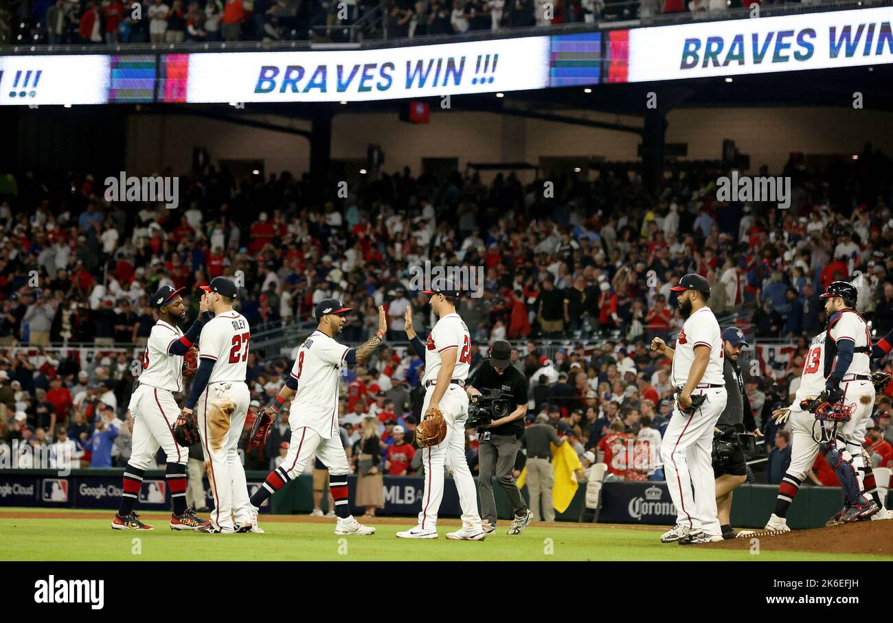 Atlanta, États-Unis. 12th octobre 2022. Les joueurs d'Atlanta Braves célèbrent une victoire de 3-0 contre les Phillies de Philadelphie après le deuxième jeu de la série de division de la Ligue nationale au parc Truist à Atlanta le mercredi 12 octobre 2022. (Photo de Jason Getz/The Atlanta Journal-Constitution/TNS/Sipa USA) crédit: SIPA USA/Alay Live News Banque D'Images