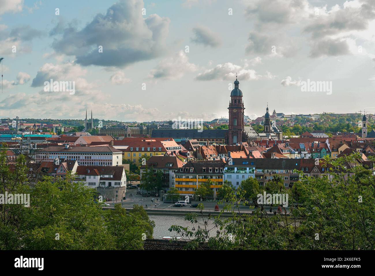 Panorama de Wurzburg i septembre - ineresting medieva=l architecture de la ville bavaroise sur la rivière main avec St. Église de Jean (Saint-Johanniski Banque D'Images