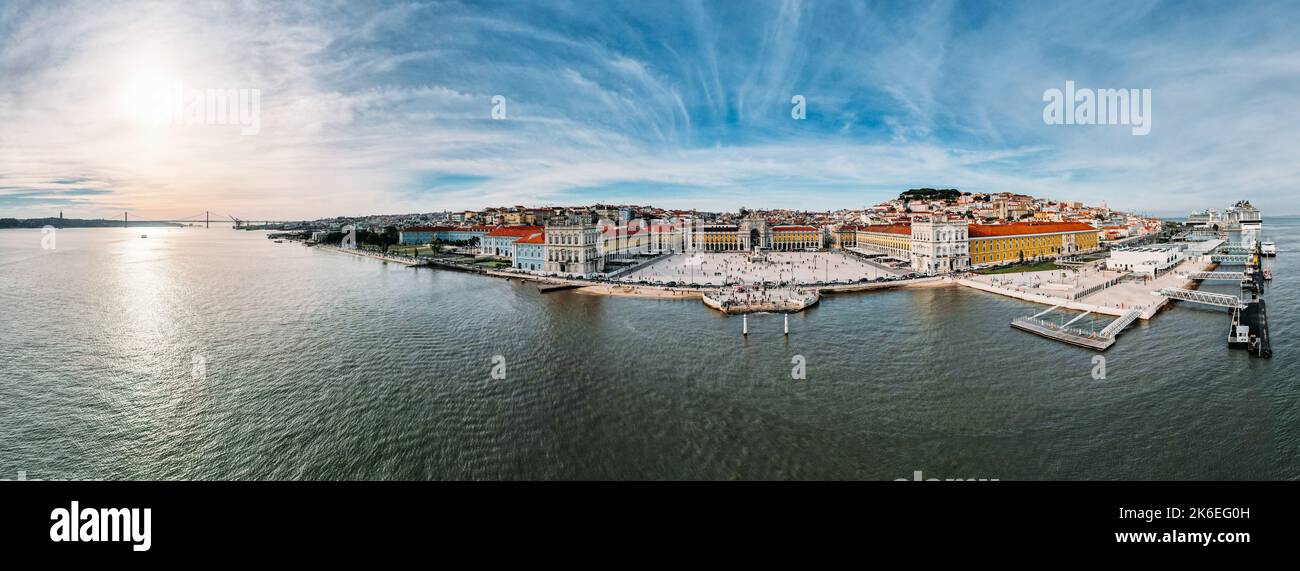 Vue panoramique aérienne de Praca do Comercio et du quartier de Baixa à Lisbonne, Portugal avec le pont du 25 avril visible sur le Tage Banque D'Images