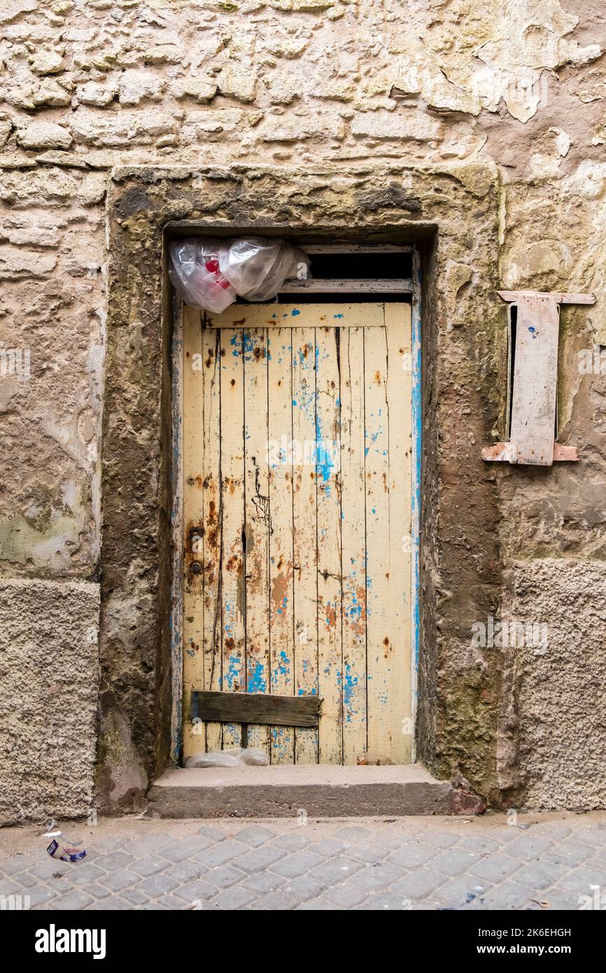 Ancienne porte en bois peinte jaune et bleu à Essaouira, au Maroc, en Afrique du Nord Banque D'Images