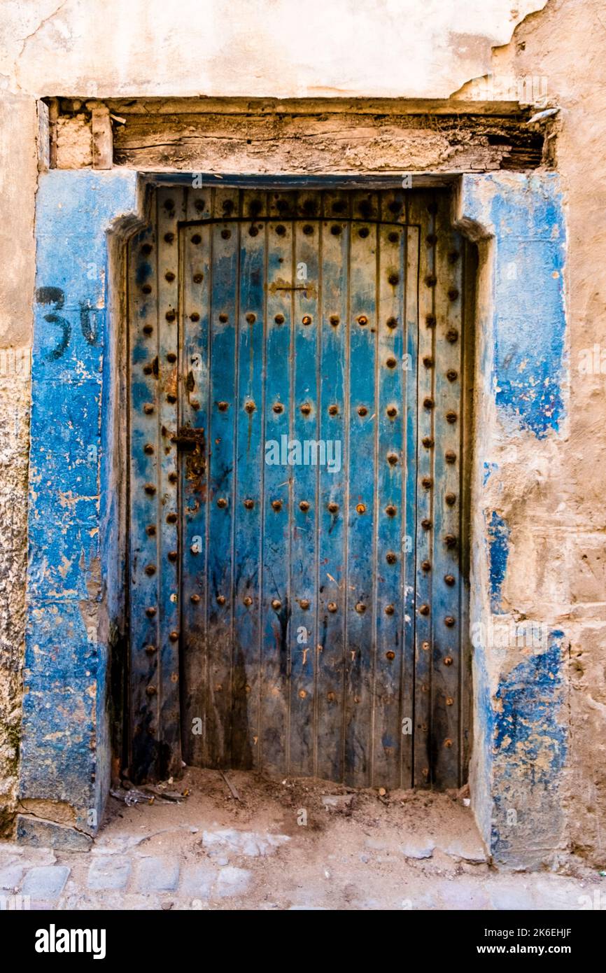 Porte bleue ancienne et décadée à Essaouira, Maroc, Afrique du Nord Banque D'Images