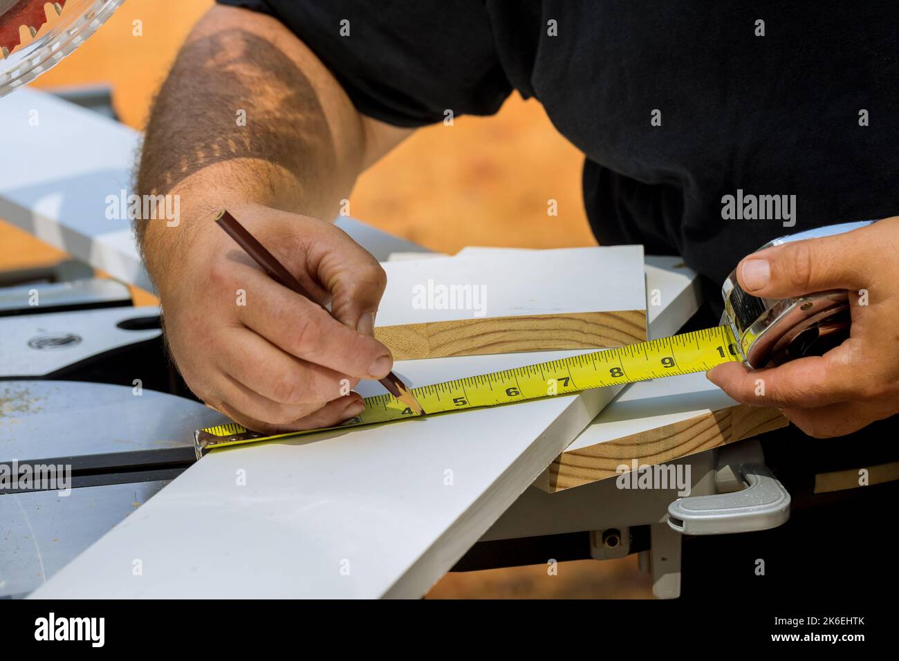 La préparation du menuiserie pour scier en homme mesure un morceau de bois avec mètre ruban Banque D'Images