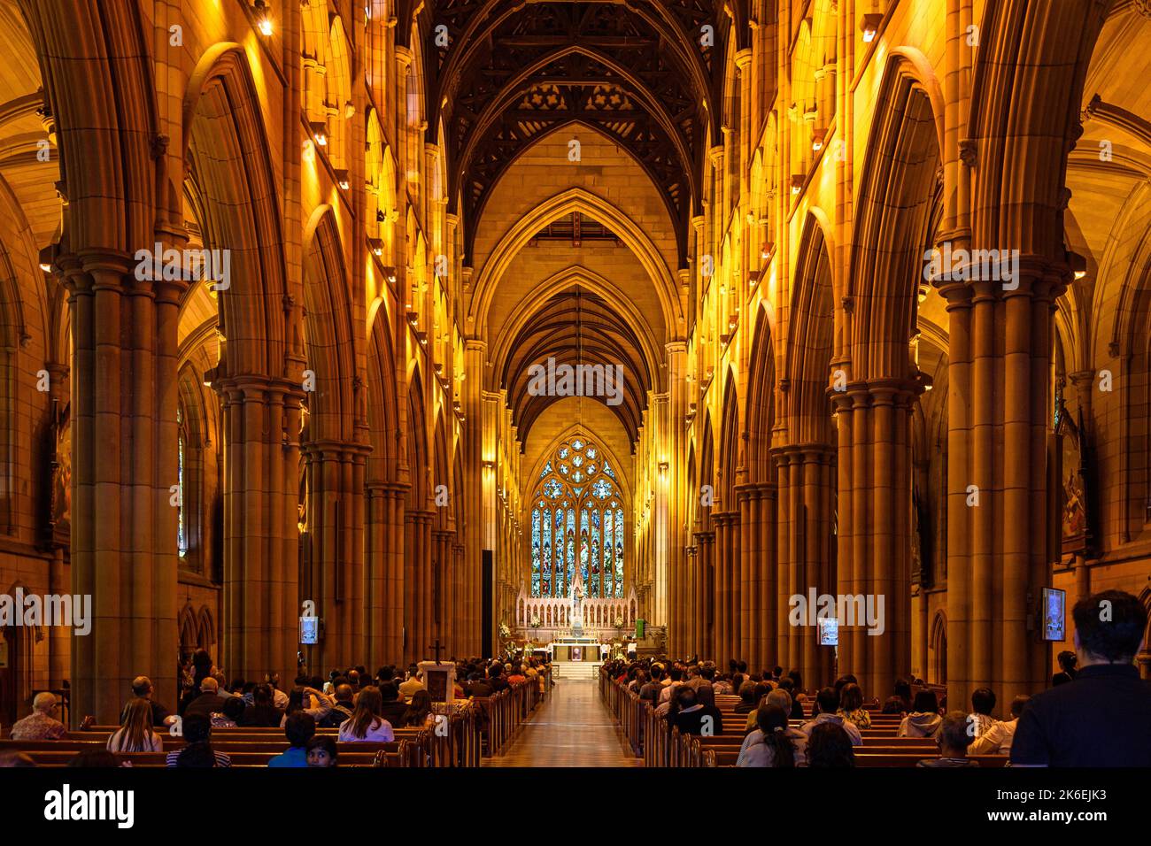 La nef centrale de la cathédrale St Mary pendant la messe à Sydney, en Australie Banque D'Images