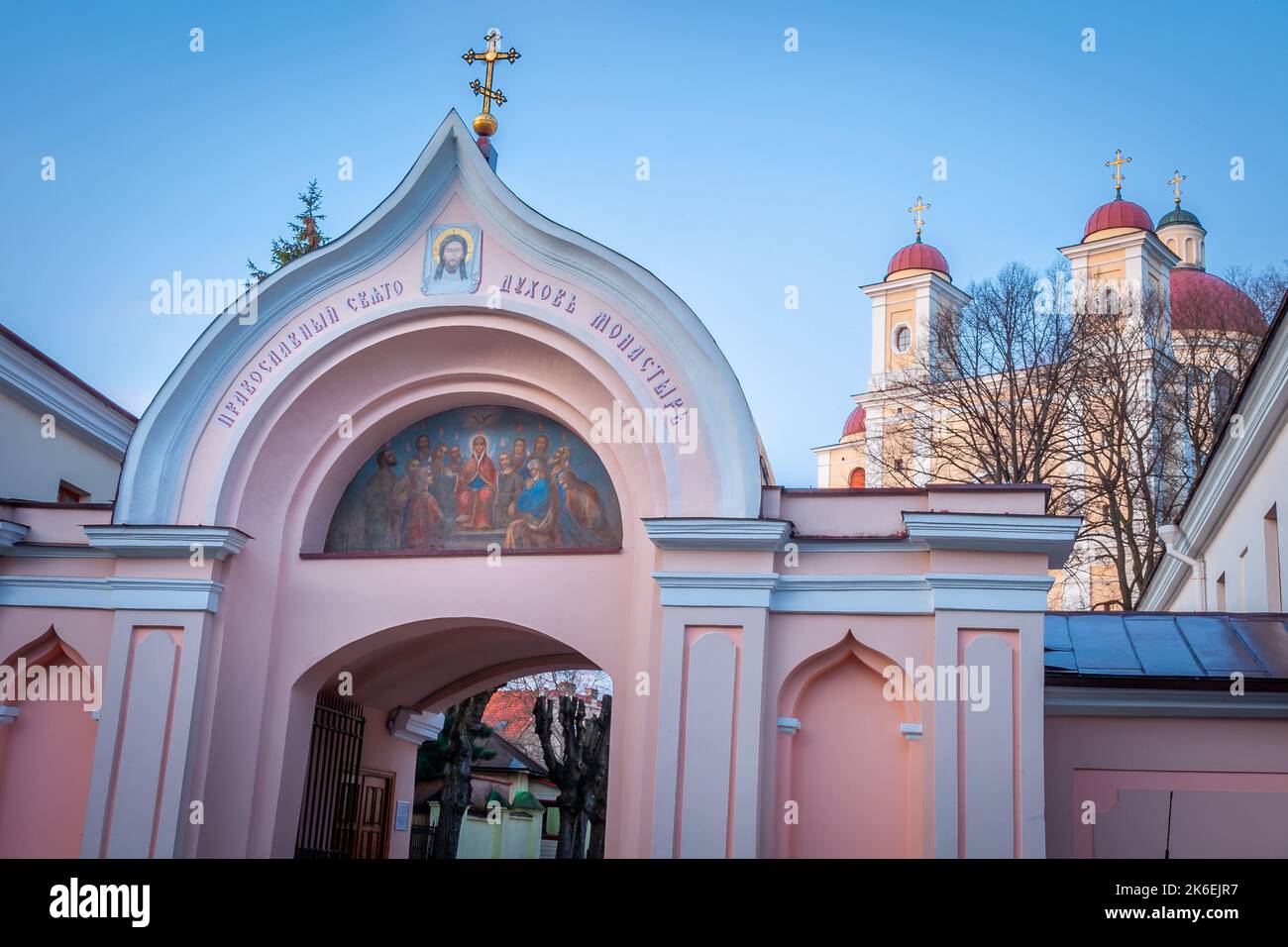 Cathédrale baroque dans la vieille ville centrale de Vilnius illuminée le soir, Lituanie Banque D'Images