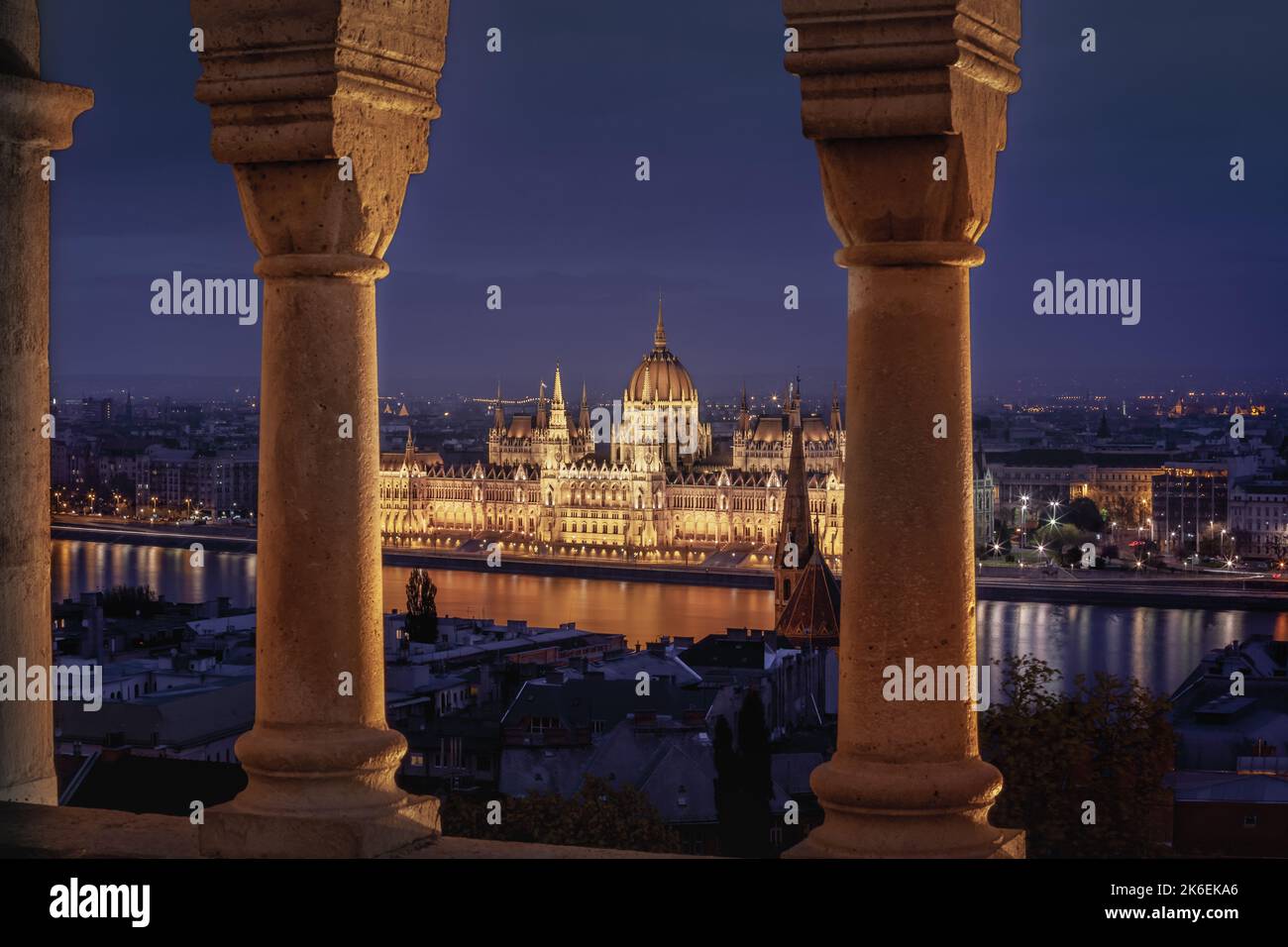 Parlement illuminé et le Danube au cours d'une soirée spectaculaire, Budapest, Hongrie Banque D'Images