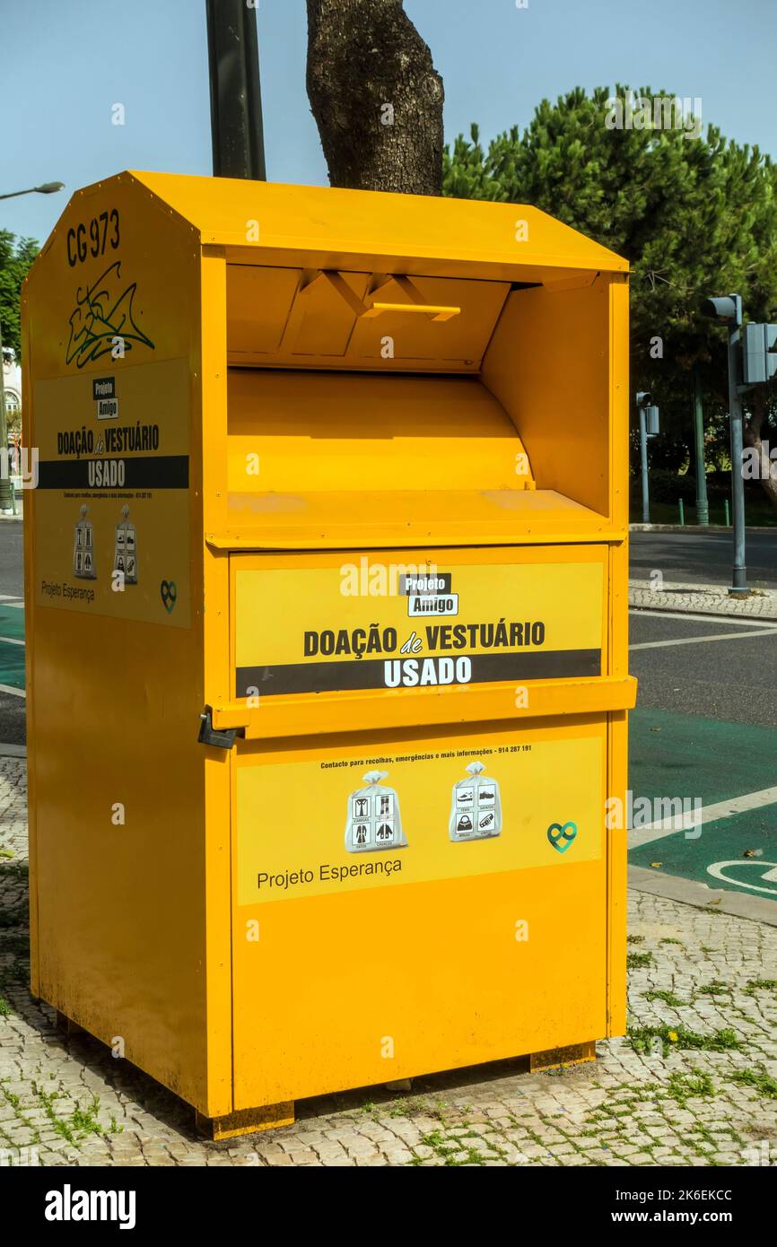 Boîte de don pour le recyclage des vêtements usagés dans la rue à Lisbonne, Portugal Banque D'Images