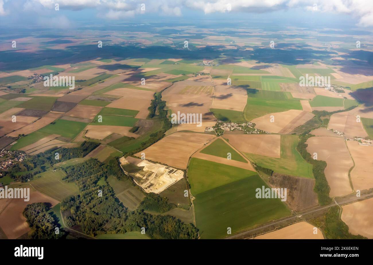 Vue aérienne sur le village français, la carrière et la campagne Banque D'Images