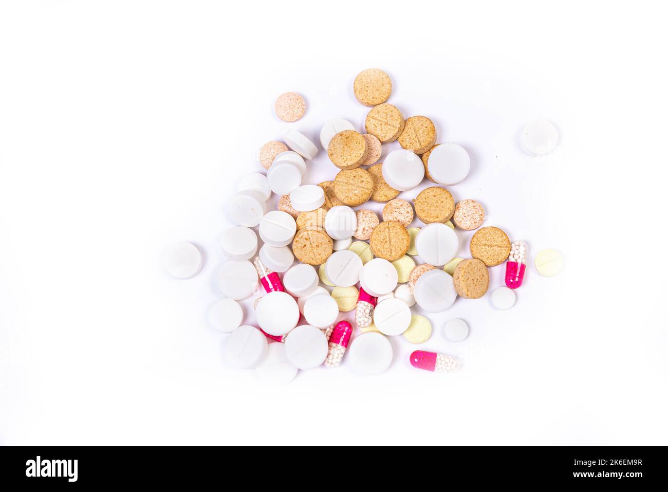 Médicaments pilules bordure arrière-plan. Tablettes et capsules colorées. Pile longue de pilules assorties formant une bordure Banque D'Images