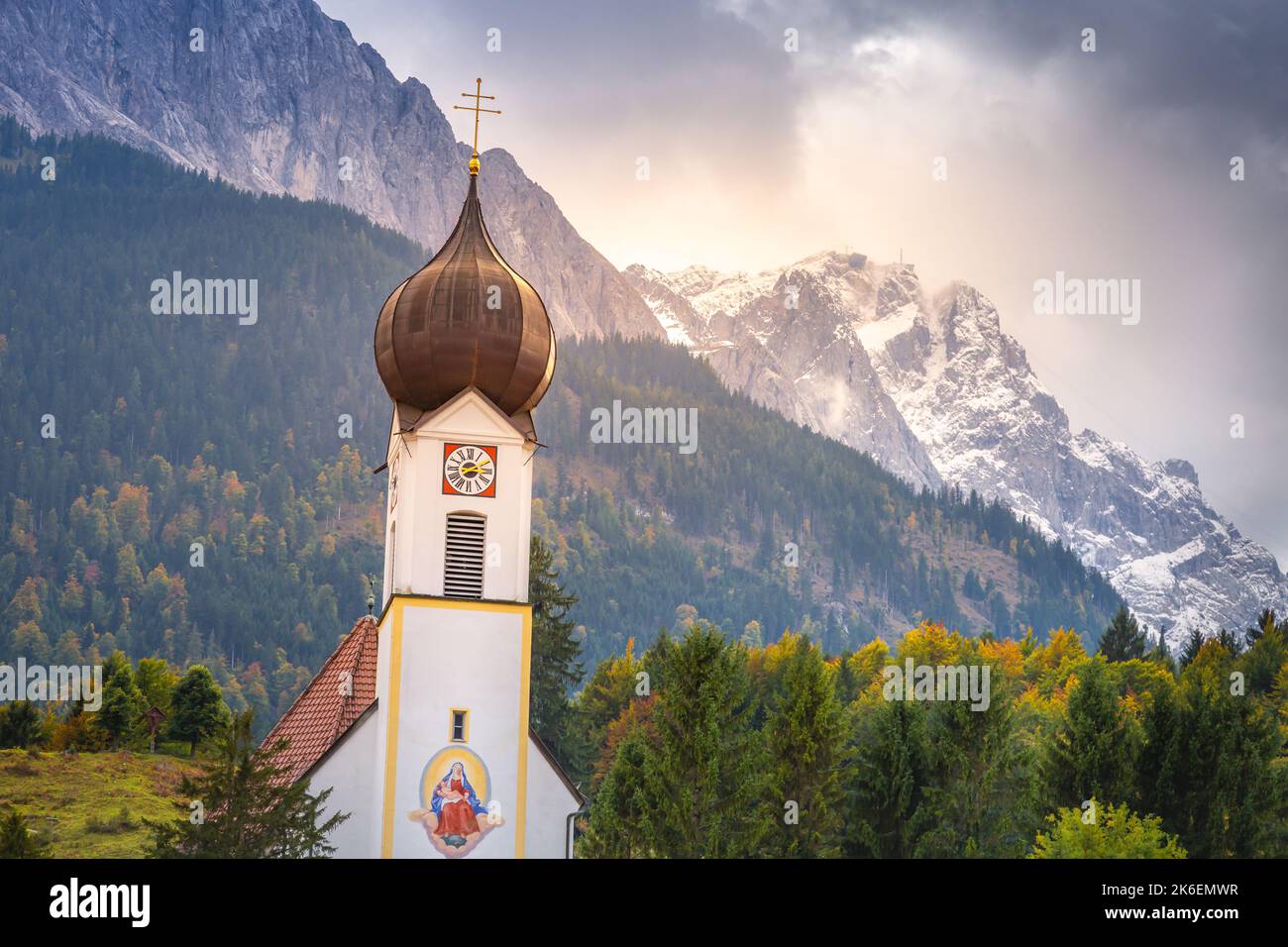 Eglise St Johannes, Wetterstein, Waxenstein et Zugspitze au lever du soleil, Grainau Banque D'Images