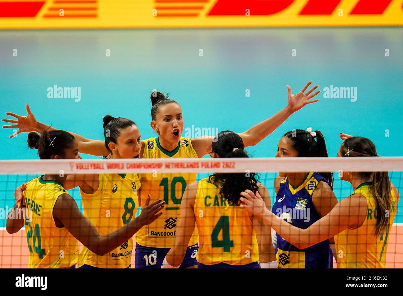 APELDOORN, PAYS-BAS - OCTOBRE 13 : Gabriela Gabi Braga Guimaraes du Brésil célèbre un point avec ses coéquipiers lors du match semi-final entre l'Italie et le Brésil le jour 19 du Championnat du monde FIVB Volleyball Womens 2022 à l'Omnisport Apeldoorn sur 13 octobre 2022 à Apeldoorn, pays-Bas (photo de René Nijhuis/Orange Pictures) Banque D'Images