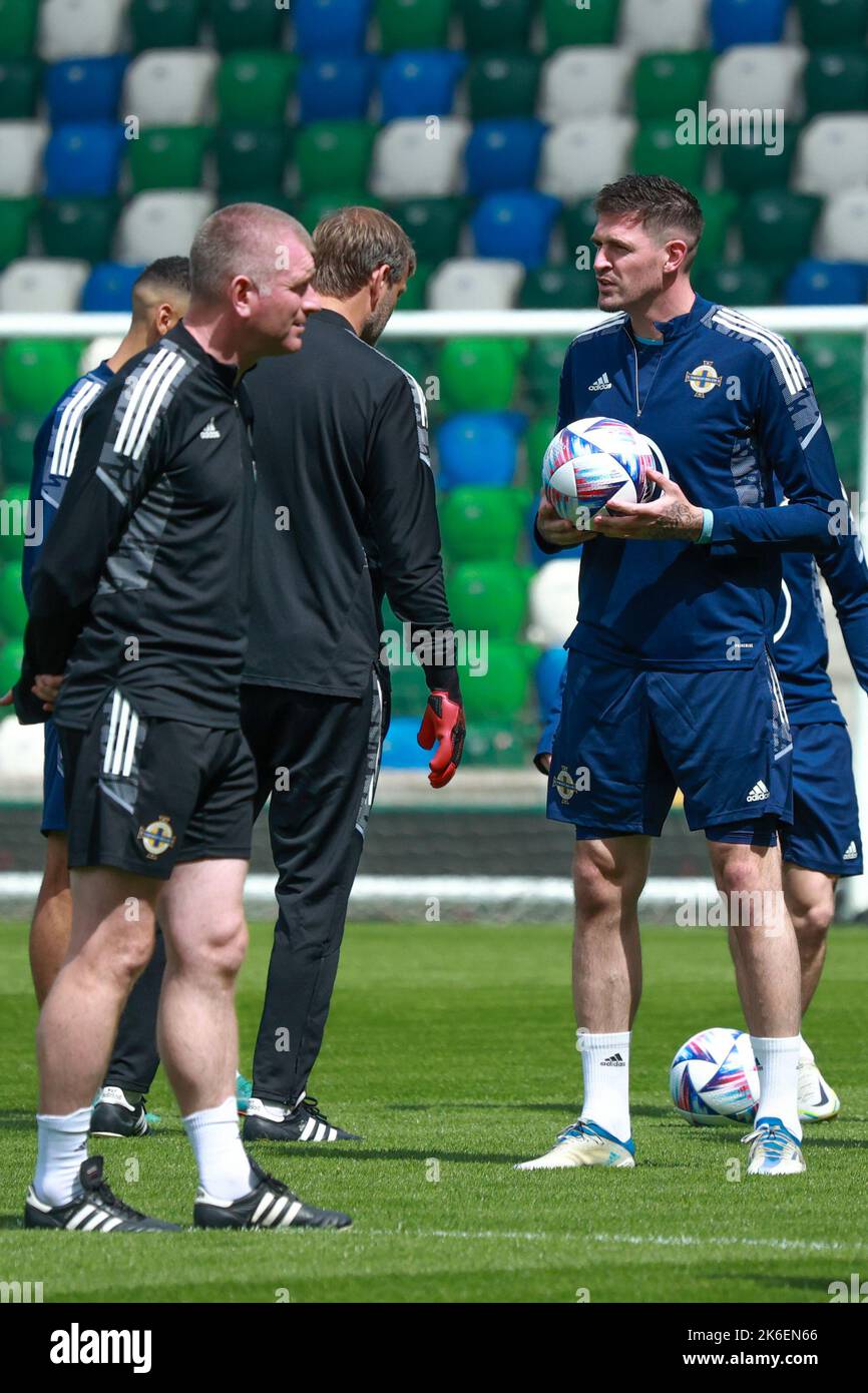 Stade national de football à Windsor Park, Belfast, Irlande du Nord, Royaume-Uni. 11 juin 2022. Irlande du Nord joueur international de football Kyle Lafferty (balle de maintien). Banque D'Images