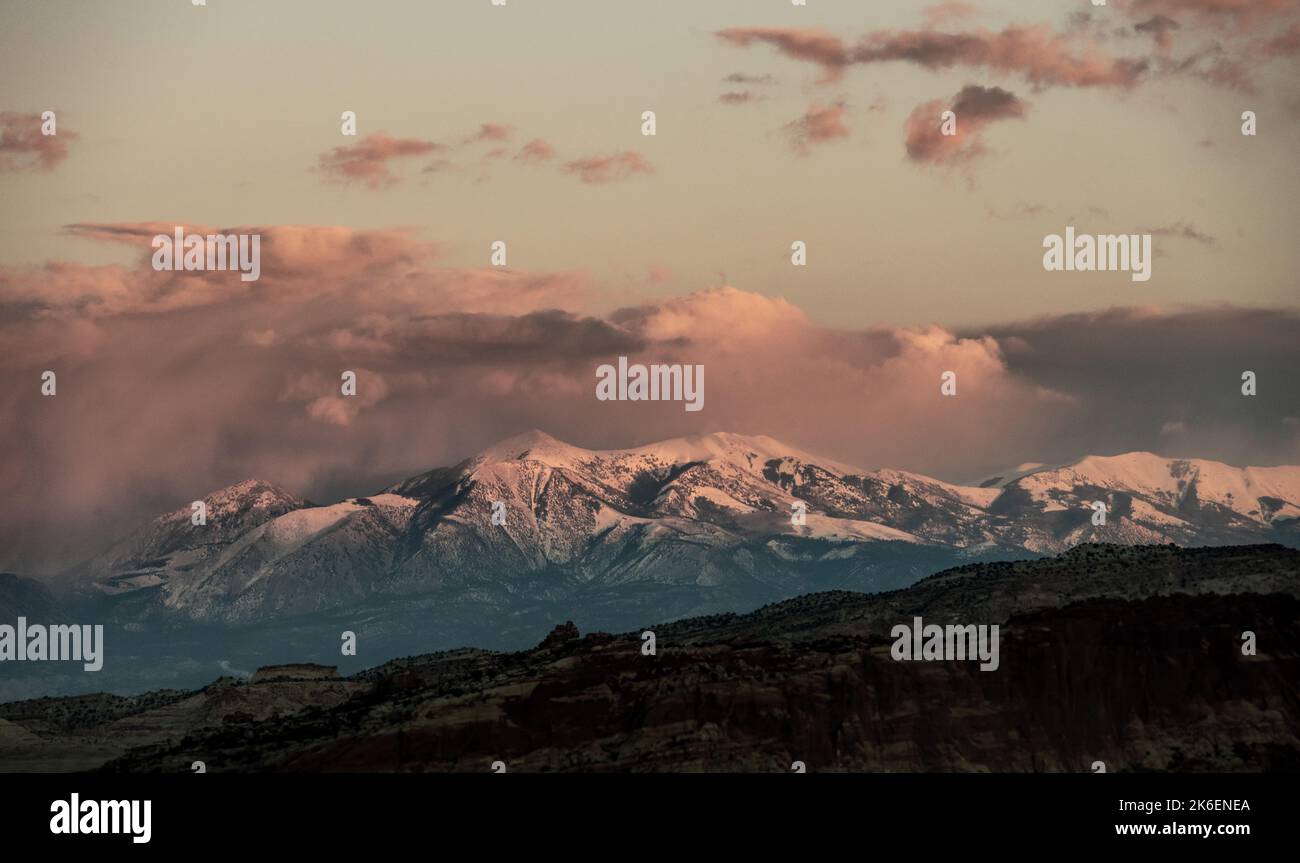 Tempête de neige au-dessus des montagnes Henry au coucher du soleil dans le centre de l'Utah Banque D'Images