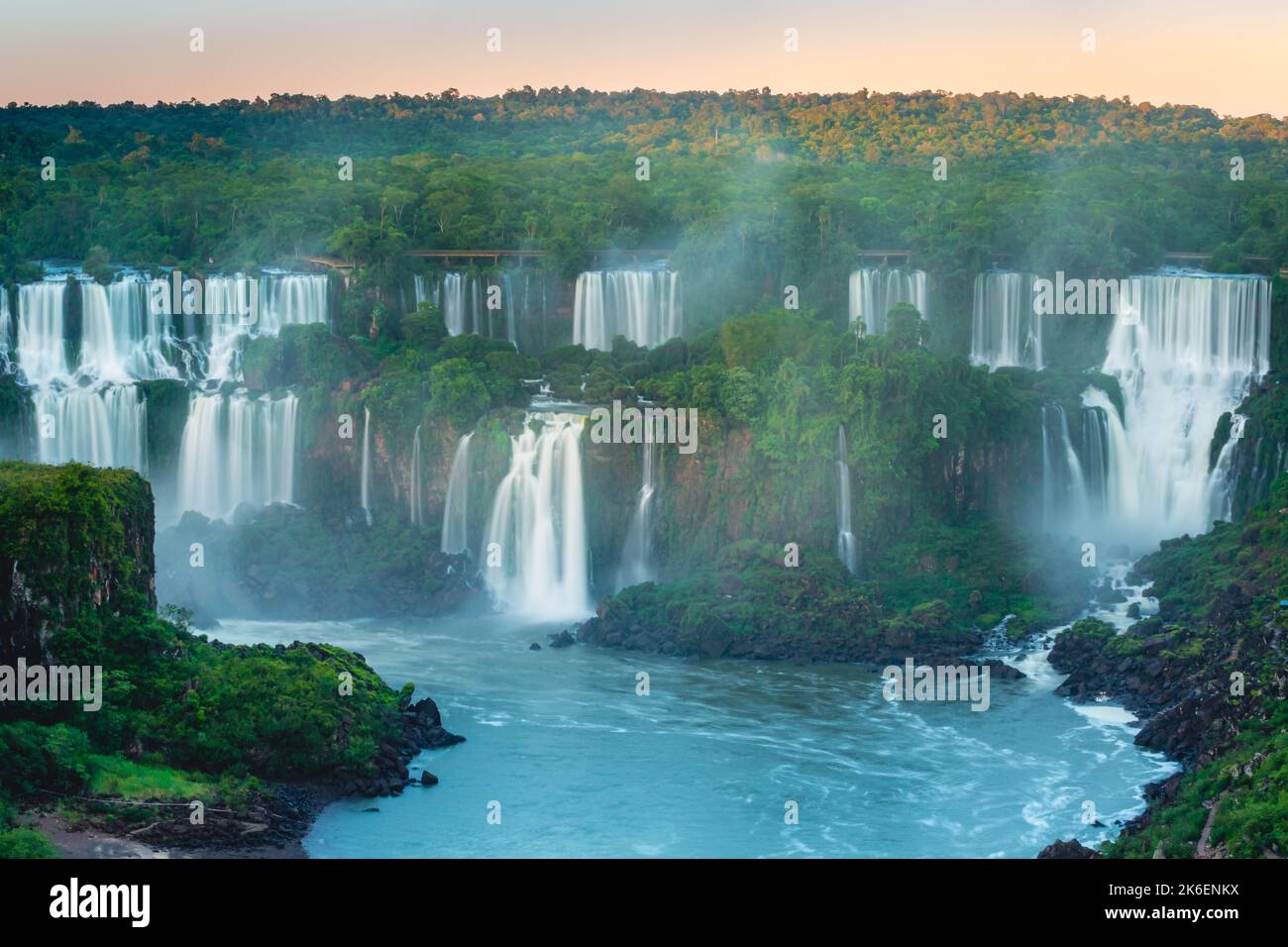 Chutes d'Iguazu : paysage spectaculaire, vue sur l'Argentine, Amérique du Sud Banque D'Images