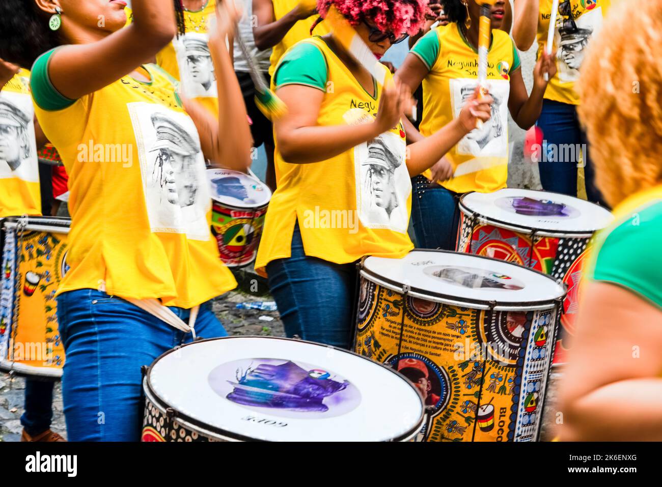 Les membres du groupe de percussions Dida sont vus pendant la représentation à Pelourinho. Journée de match de la coupe du monde de football 2018. Banque D'Images