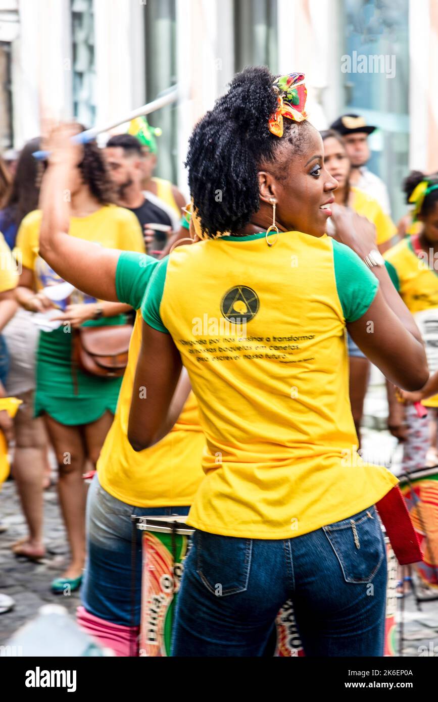 Les membres du groupe de percussions Dida sont vus pendant la représentation à Pelourinho. Journée de match de la coupe du monde de football 2018. Banque D'Images