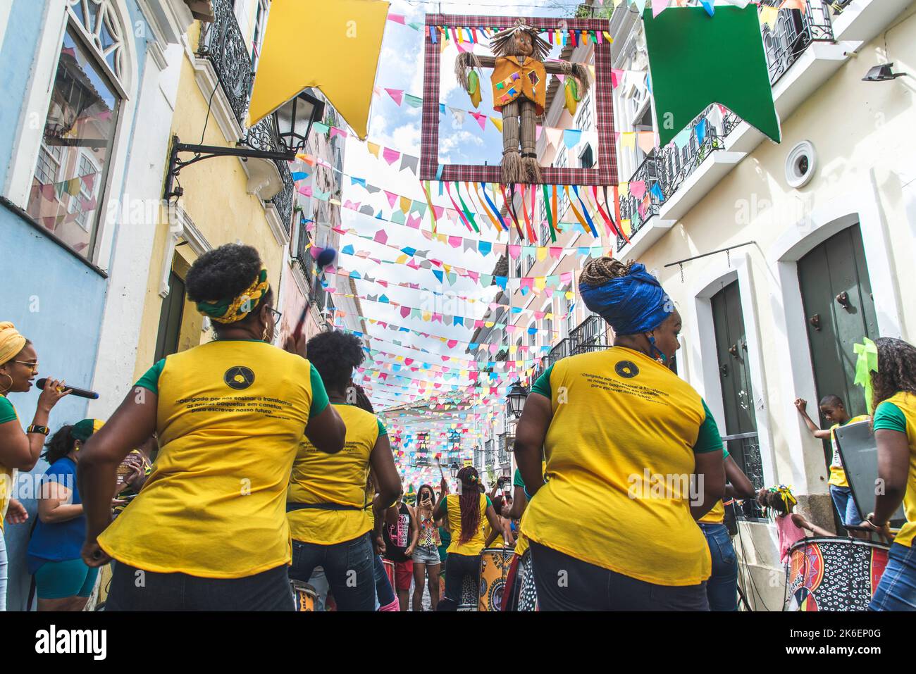 Les membres du groupe de percussions Dida sont vus pendant la représentation à Pelourinho. Journée de match de la coupe du monde de football 2018. Banque D'Images