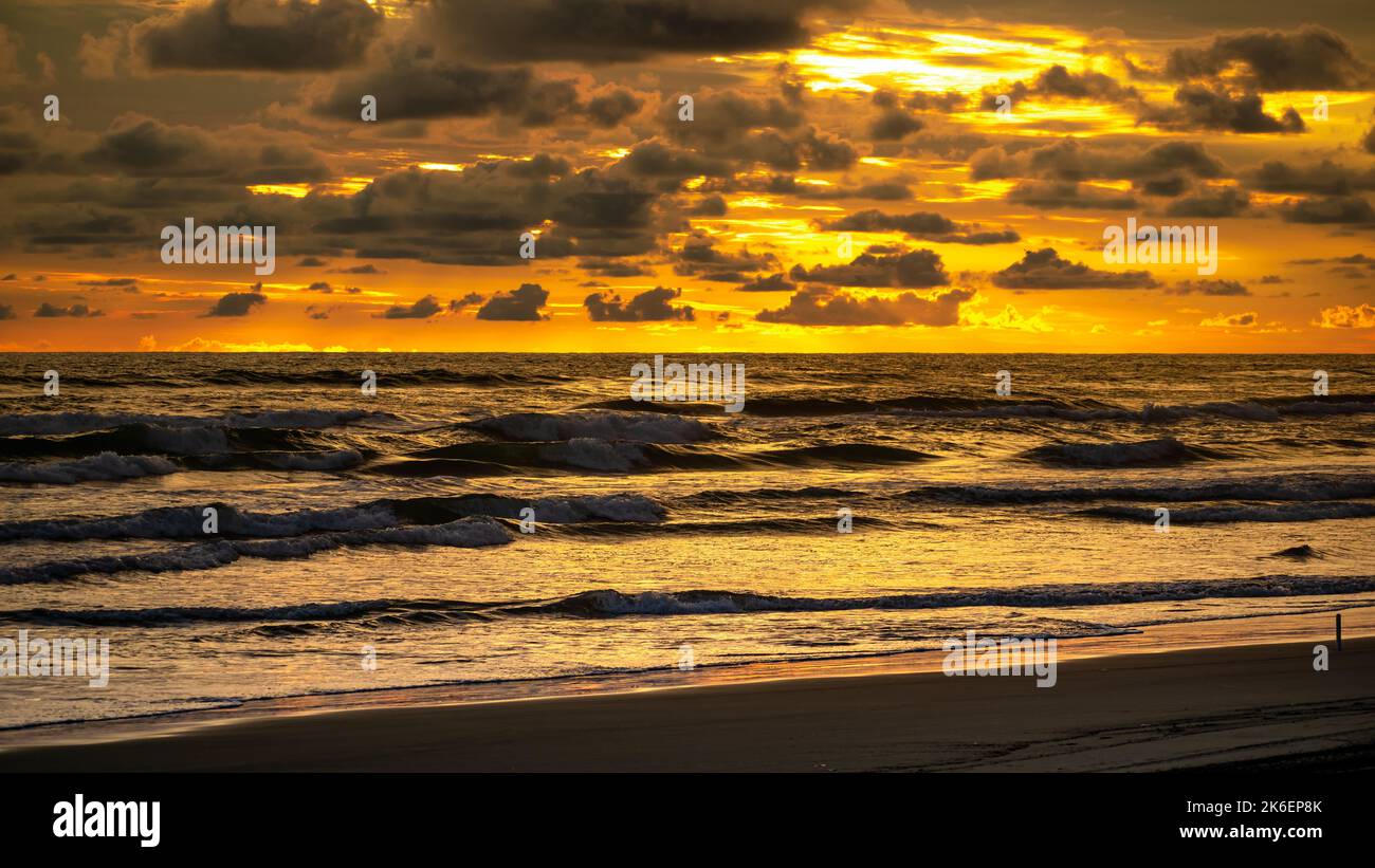 Magnifique coucher de soleil jaune sur la plage d'Acapulco, au Mexique Banque D'Images