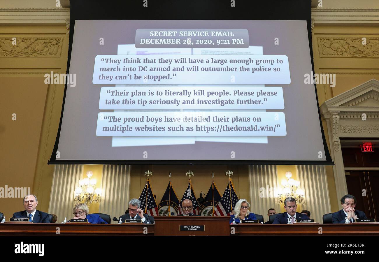 WASHINGTON, DC - OCTOBRE 13 : des extraits des courriels du Service secret sont affichés lors d'une audience du Comité spécial de la Chambre des États-Unis pour enquêter sur l'attaque de 6 janvier sur le Capitole des États-Unis dans le bâtiment du Bureau de la Maison des canons sur 13 octobre 2022 à Washington, DC. Le comité bipartisan, peut-être dans son audition finale, rassemble des preuves depuis près d'un an liées à l'attaque de 6 janvier au Capitole des États-Unis. Sur 6 janvier 2021, les partisans de l'ancien président Donald Trump ont attaqué le Capitole des États-Unis lors d'une tentative de perturber un vote du Congrès pour confirmer les élections Banque D'Images