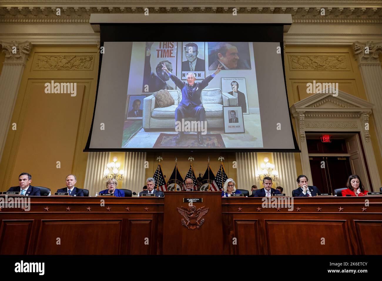 WASHINGTON, DC - OCTOBRE 13 : une image de Roger Stone est exposée lors d'une audience du comité spécial de la Chambre des États-Unis pour enquêter sur l'attaque de 6 janvier sur le Capitole des États-Unis dans le bâtiment de bureau de la Maison des canons sur 13 octobre 2022 à Washington, DC. Le comité bipartisan, peut-être dans son audition finale, rassemble des preuves depuis près d'un an liées à l'attaque de 6 janvier au Capitole des États-Unis. Sur 6 janvier 2021, les partisans de l'ancien président Donald Trump ont attaqué le Capitole des États-Unis lors d'une tentative de perturber un vote du Congrès pour confirmer le wi du collège électoral Banque D'Images