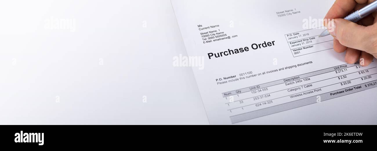 Personne remplissant le formulaire d'achat. Facture de fabrication ou pièce Banque D'Images