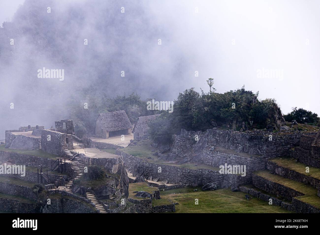 Retour dans l'ancienne civilisation découverte du Machu Picchu. Prise lors d'une journée nuageuse, cette image tente de maîtriser une vie passée. Banque D'Images