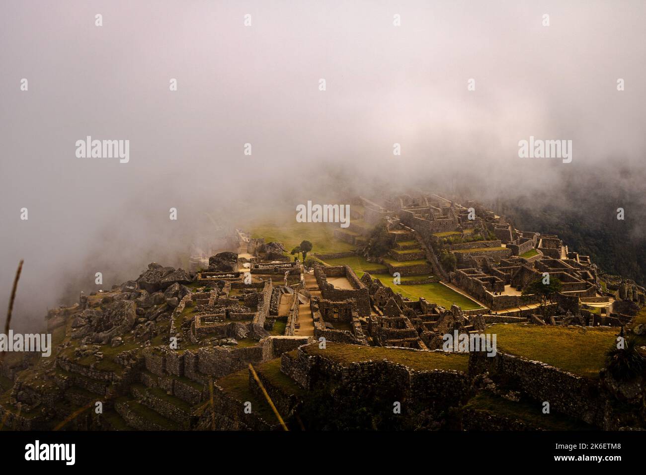 Retour dans l'ancienne civilisation découverte du Machu Picchu. Prise lors d'une journée nuageuse, cette image tente de maîtriser une vie passée. Banque D'Images