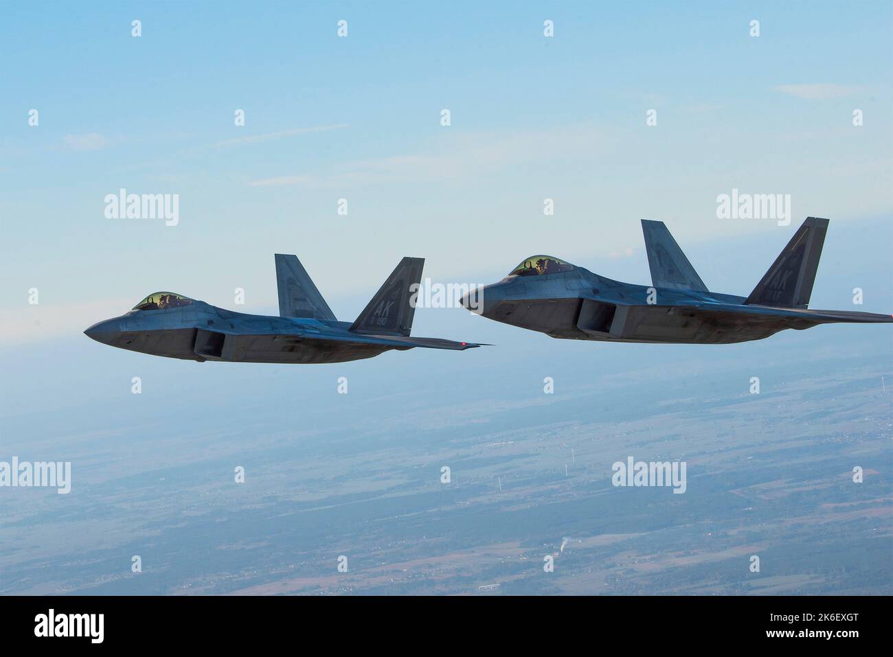 Lask, Pologne. 12th octobre 2022. ÉTATS-UNIS Les chasseurs F-22 de la Force aérienne affectés à l'escadron de combat expéditionnaire 90th forment deux navires pendant le blindage aérien de l'OTAN au-dessus de la Pologne 12 octobre 2022 près de Lask, en Pologne. Credit: SSgt Danielle Sukhlaall/US Air Force/Alay Live News Banque D'Images