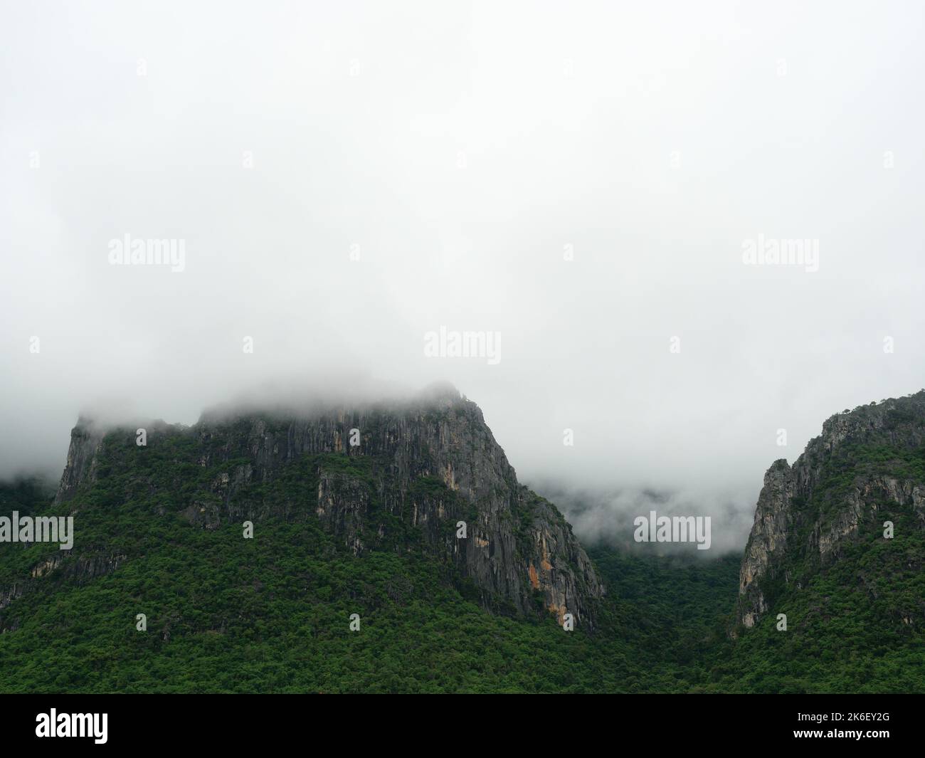 Le nuage et le brouillard couvrent la montagne calcaire pendant la saison des pluies, la forêt verte et le rocher au parc national Khao Sam Roi Yot, en Thaïlande Banque D'Images