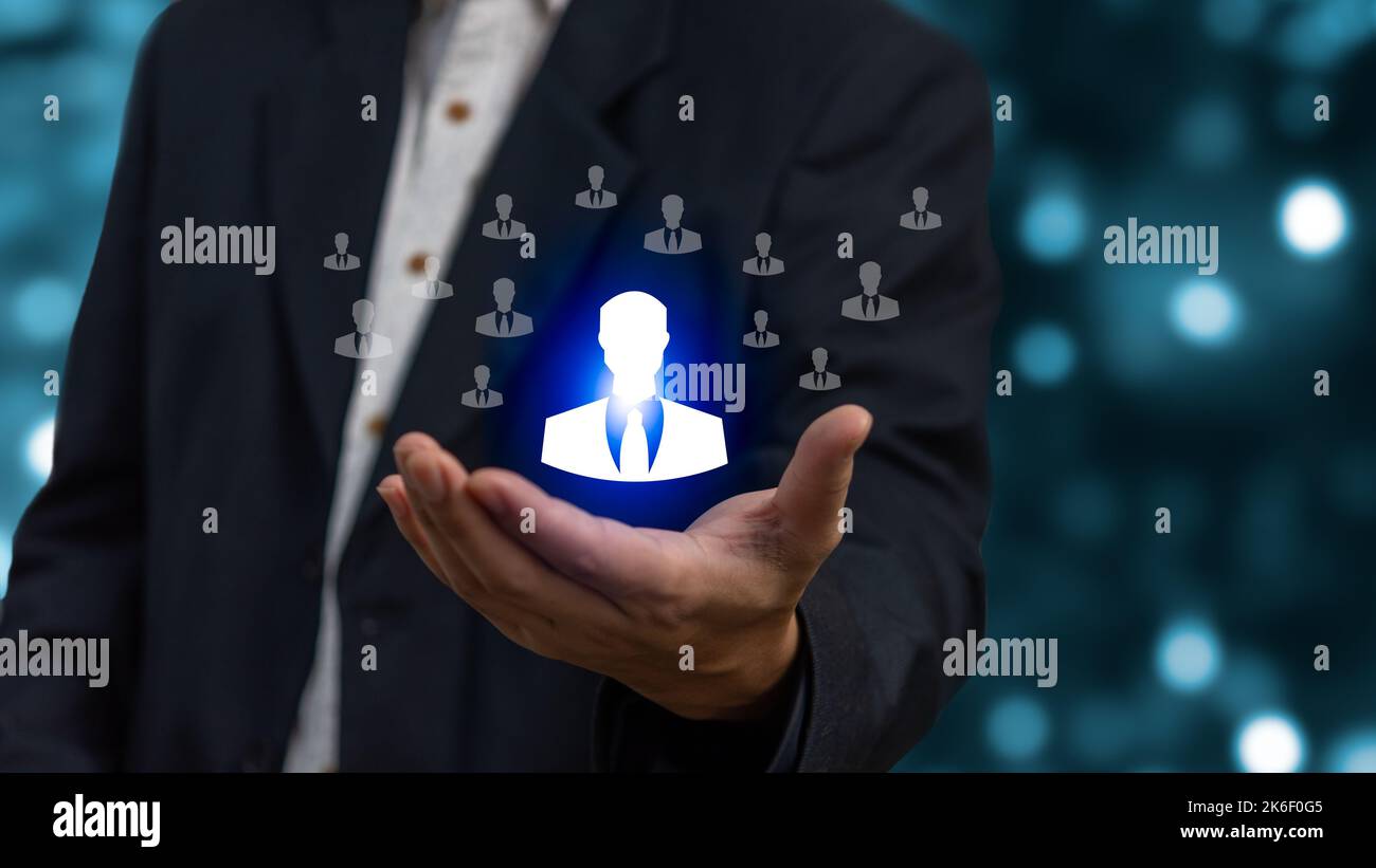 Homme d'affaires détenant HRM ou gestion des ressources humaines, inconvénients pour le leadership de recrutement de développement humain et cible de client. Co. Structure d'organisation Banque D'Images
