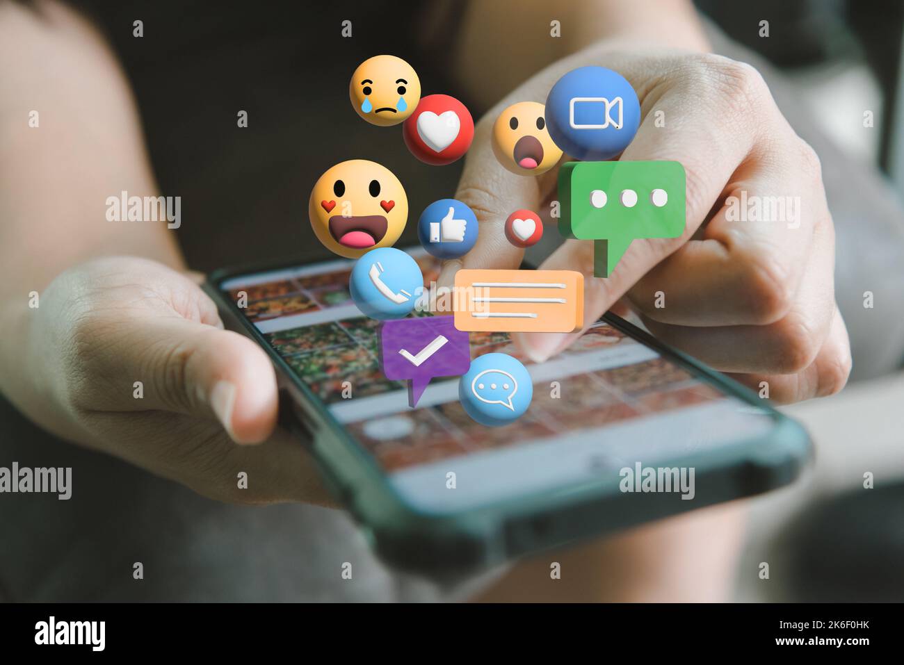 Femme tenant le smartphone mobile icône de médias sociaux et de communication numérique Internet marketing technologie business concept. Banque D'Images