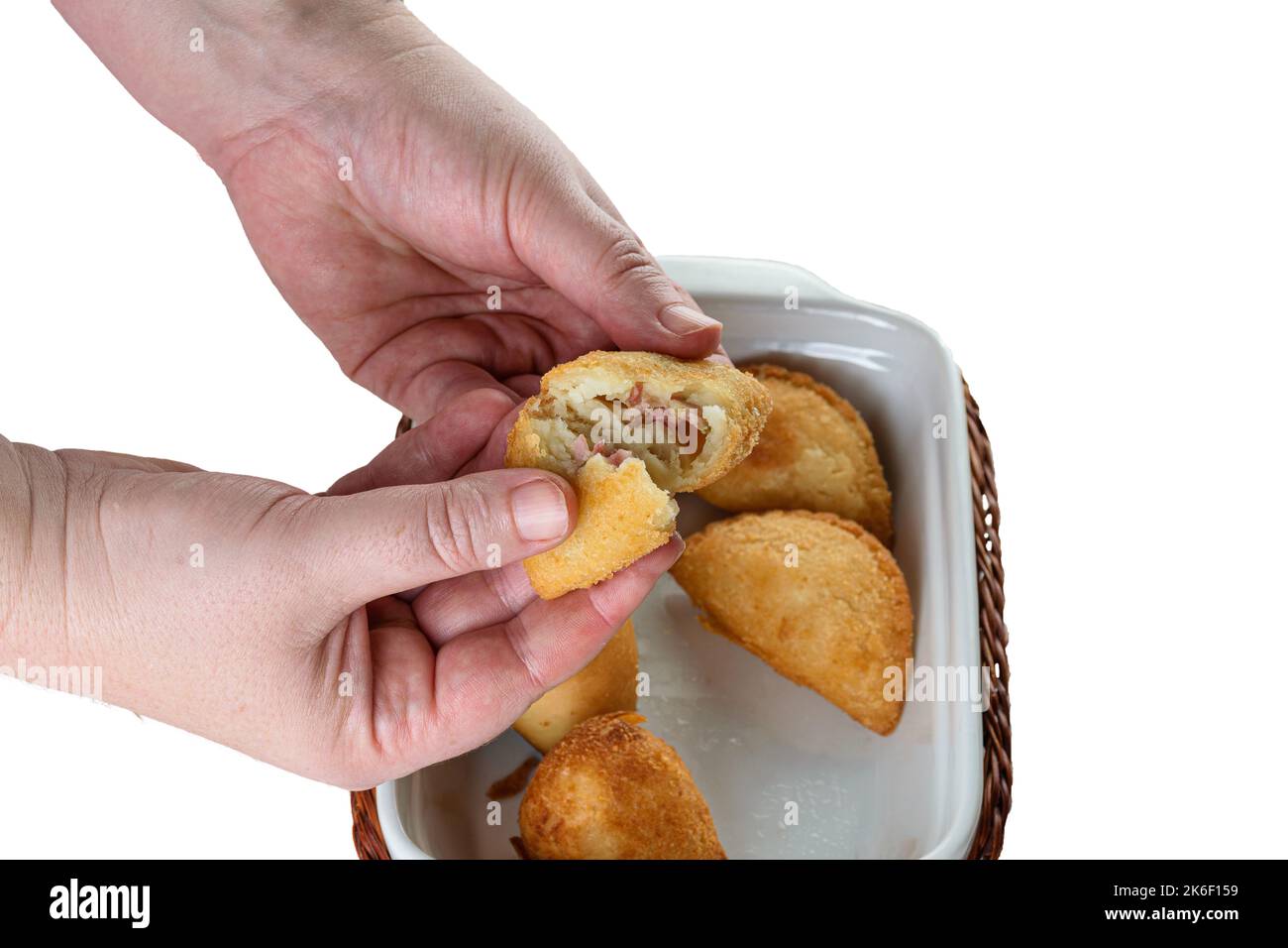 Femme ouvrant un brésilien salé farci avec du fromage muzzale et du jambon (fond blanc). Banque D'Images