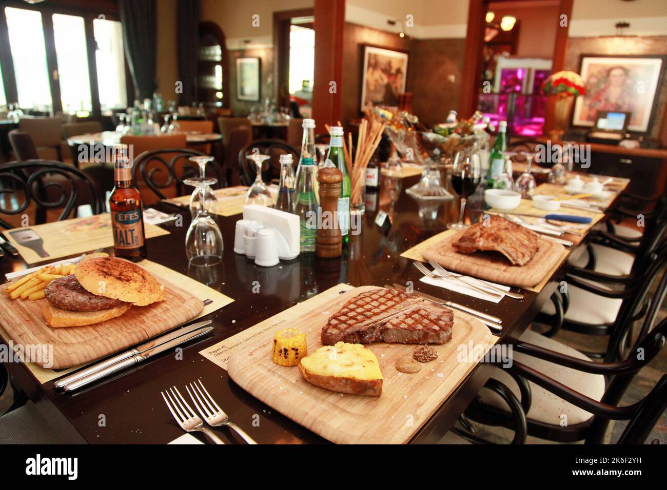 ISTANBUL, TURQUIE - 13 MAI : steak, hamburger avec bière et vin rouge dans la table du restaurant sur 13 mai 2013 à Istanbul, Turquie. Banque D'Images