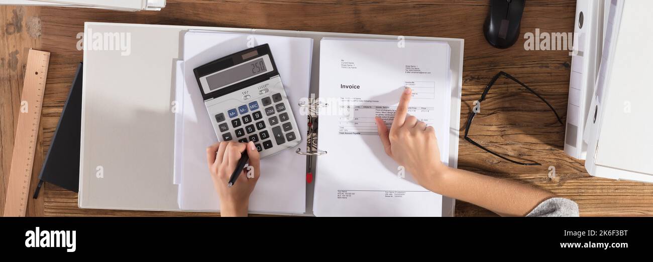 Comptable calculant la facture financière. Travail sur les documents fiscaux Banque D'Images