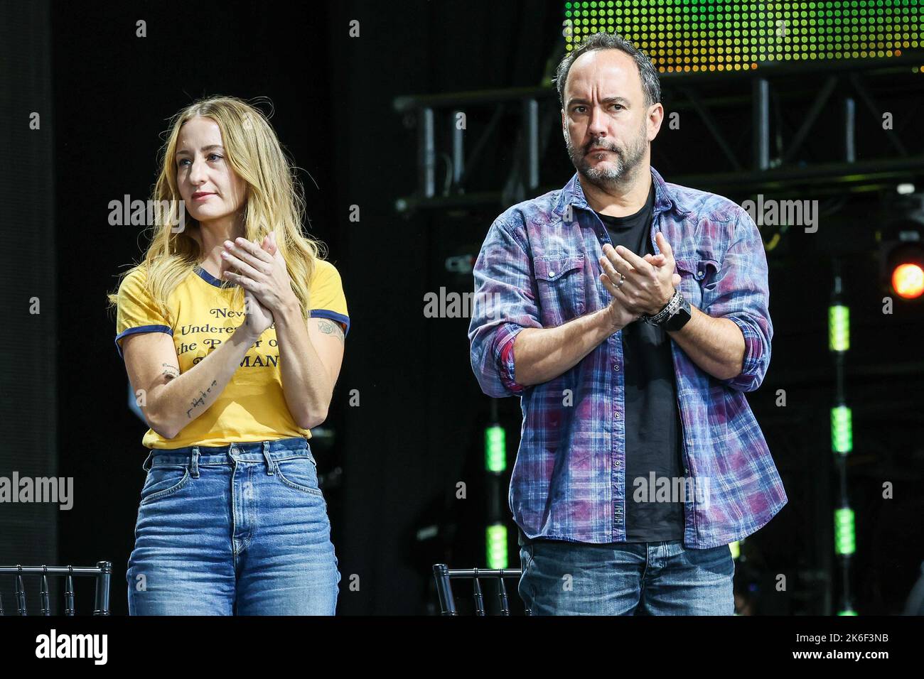 Farm Aid 2022 à Raleigh, NC. Willie Nelson et les autres fondateurs avaient initialement pensé qu'ils pouvaient avoir un concert et que le problème serait résolu, Mais ils admettent que les défis auxquels sont confrontés les agriculteurs familiaux étaient plus complexes que quiconque ne l’a réalisé.[4] en conséquence, des décennies après le premier spectacle, Farm Aid, sous la direction de Carolyn Mugar, continue de travailler à sensibiliser davantage à l’importance des fermes familiales, et organise un concert annuel de musique country, blues et rock avec une variété d'artistes musicaux. Membres du conseil : Dave Matthews, John Mellencamp et Margo Price. Banque D'Images