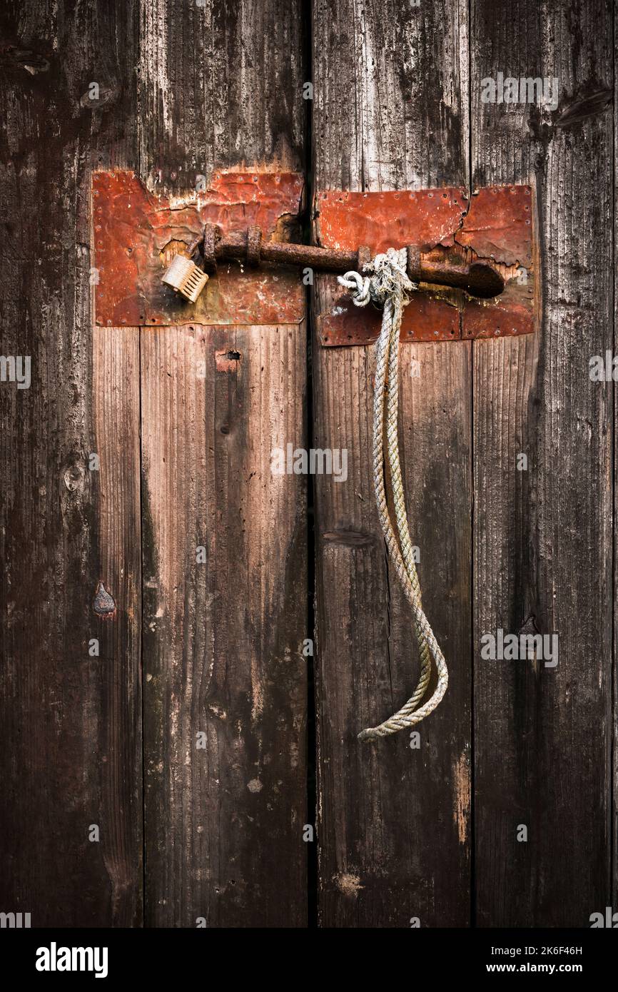 Détail d'un boulon rouillé et d'une serrure sur la porte en bois d'une maison de village abandonnée à Kuk po, New Territories, Hong Kong Banque D'Images