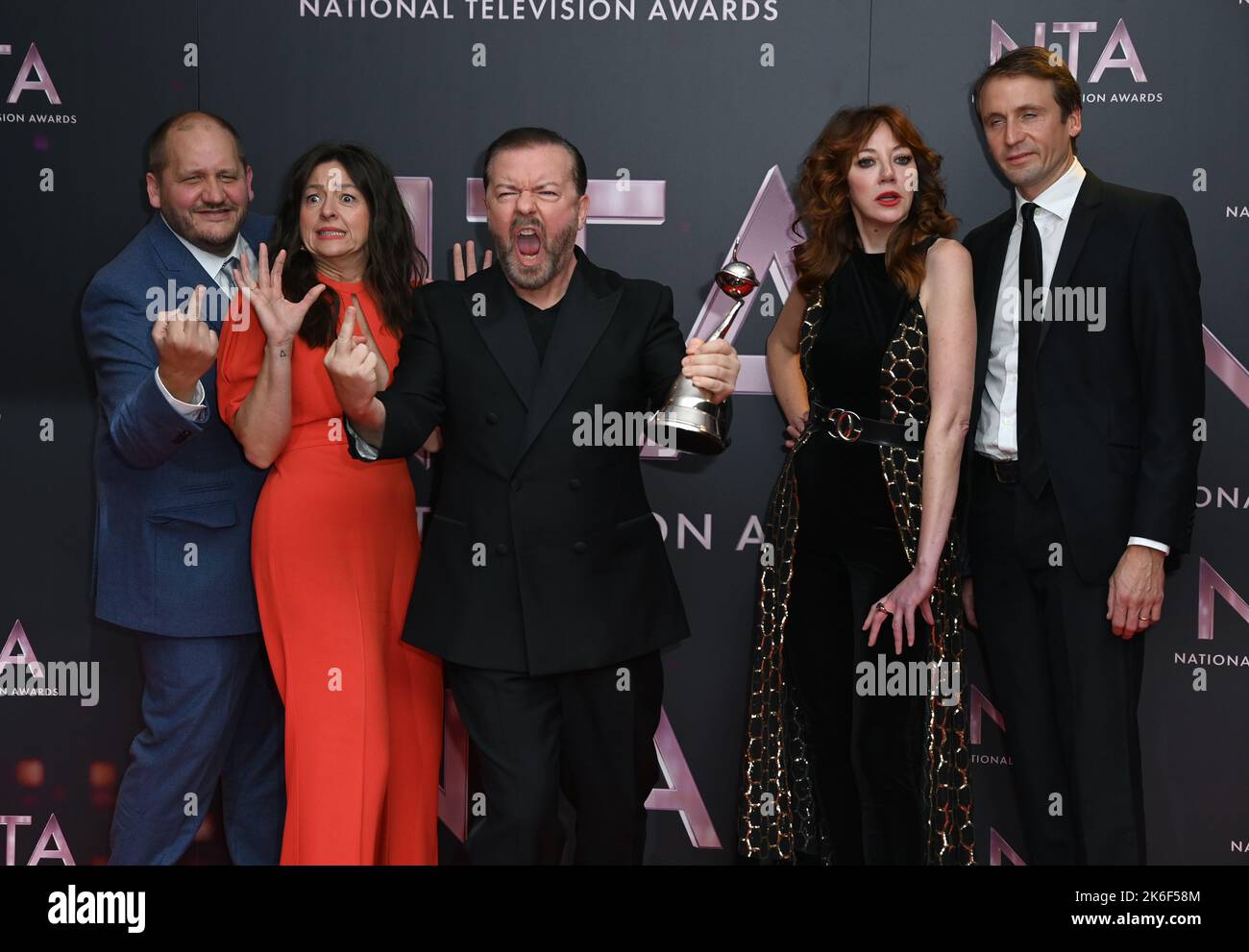 13 octobre 2022. Londres, Royaume-Uni. Tony Way, JO Hartley, Ricky Gervais, Diane Morgan et Tom Basden dans la salle de presse après avoir remporté le prix Comedy pour After Life aux National Television Awards 2022, Wembley Arena. Crédit : Doug Peters/EMPICS/Alamy Live News Banque D'Images