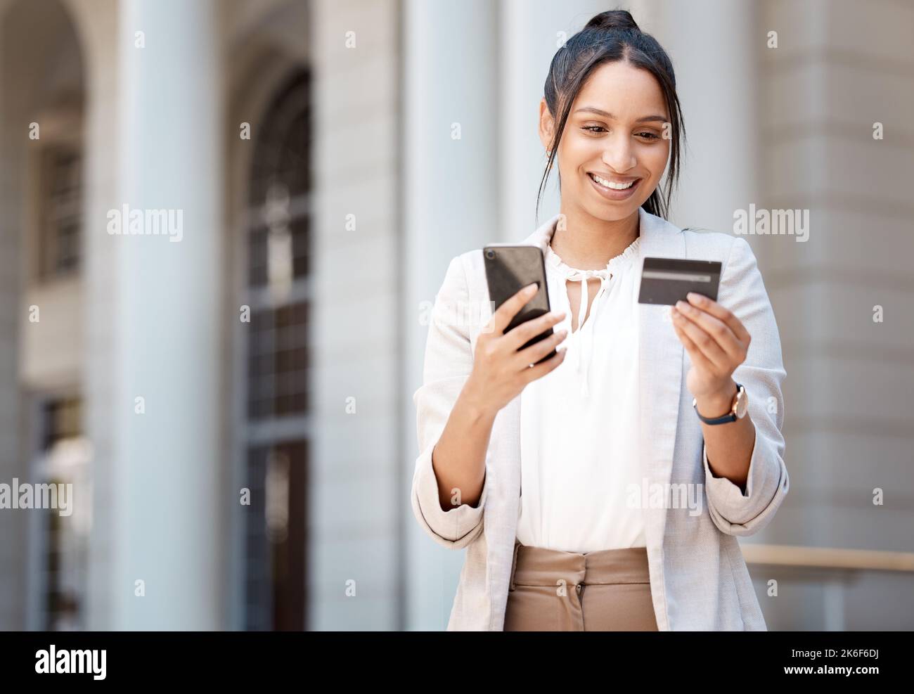 Finance, paiement et carte de crédit avec femme et téléphone dans la ville pour les achats en ligne, e-commerce ou application d'investissement. Fintech, Internet et banque avec Banque D'Images