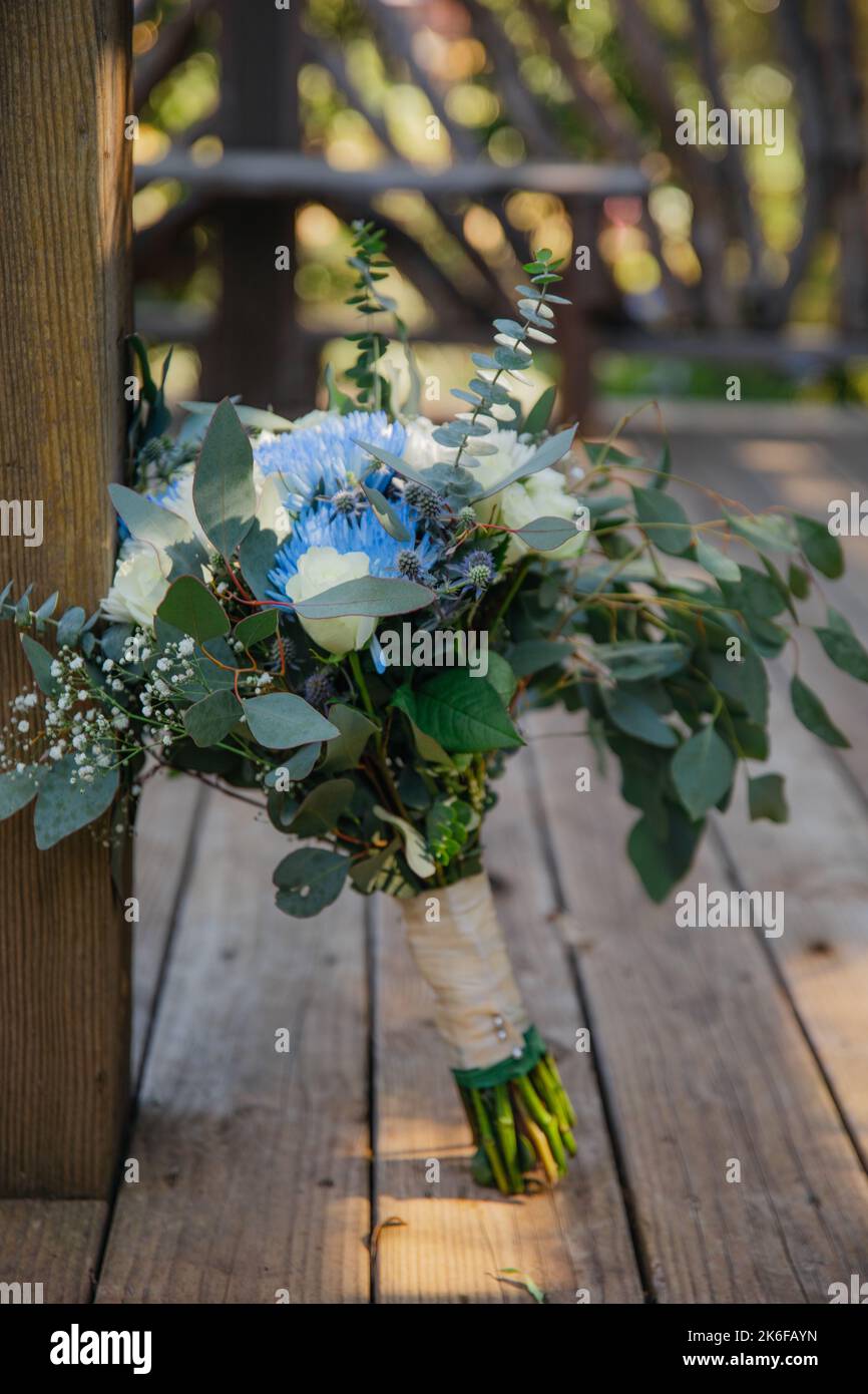 Bouquet de mariage de la mariée - roses blanches, chrysanthème bleu et violet, feuilles d'eucalyptus, arrangement floral de bébé respirations Banque D'Images