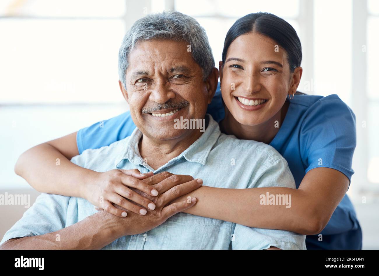 Lien entre le patient et l'infirmière. Portrait court d'un beau homme âgé et de son infirmière féminine dans la maison de la vieillesse. Banque D'Images