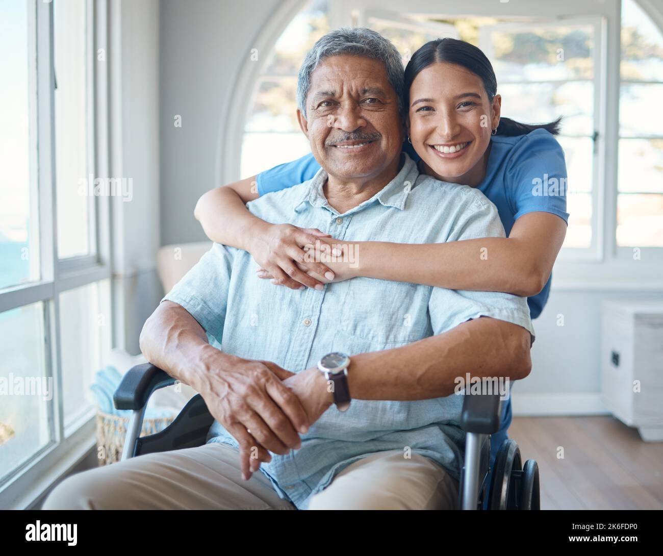 HES mon préféré, mais ne le dites pas aux autres. Portrait court d'un beau homme âgé et de son infirmière féminine dans la maison de la vieillesse. Banque D'Images