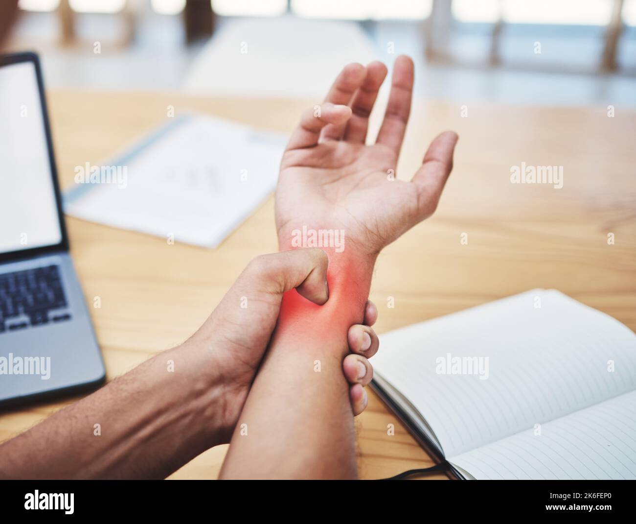 Homme d'affaires, douleurs au poignet et blessures au bureau travaillant, planifiant et écrivant sur le lieu de travail avec un ordinateur portable. Muscle douloureux, main mâle et surtravaillé de Banque D'Images