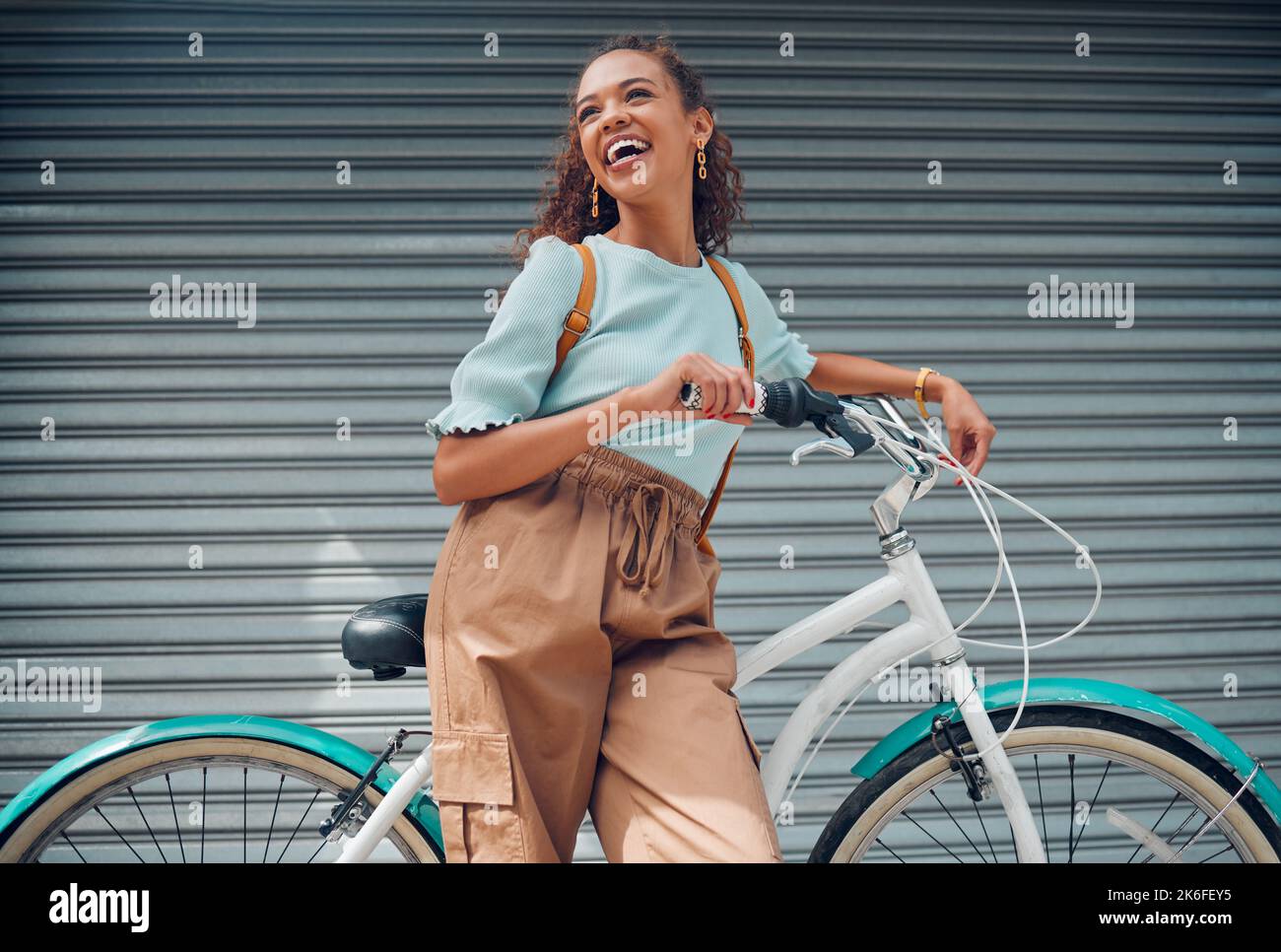 Été, sourire et fille avec vélo en ville pour explorer, voyage et aventure en plein air. Mode, beauté et bonne jeune fille avec vélo dans la route. Cyclisme Banque D'Images