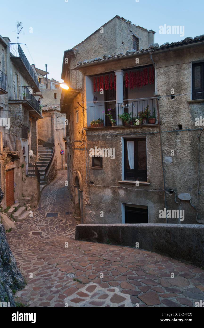 Les photos représentent ce qui est aujourd'hui et ce qui était San Donato di Ninea. Un arrêt important pour ceux qui voyagent et veulent découvrir de nouveaux lieux Banque D'Images