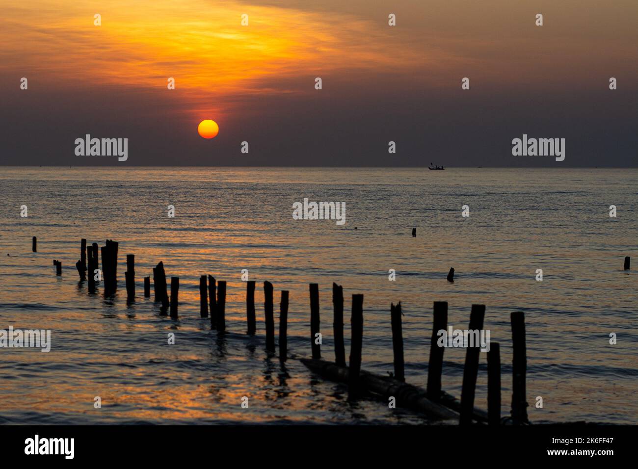 Coucher de soleil sur la plus longue plage de Cox's Bazar, au Bangladesh Banque D'Images
