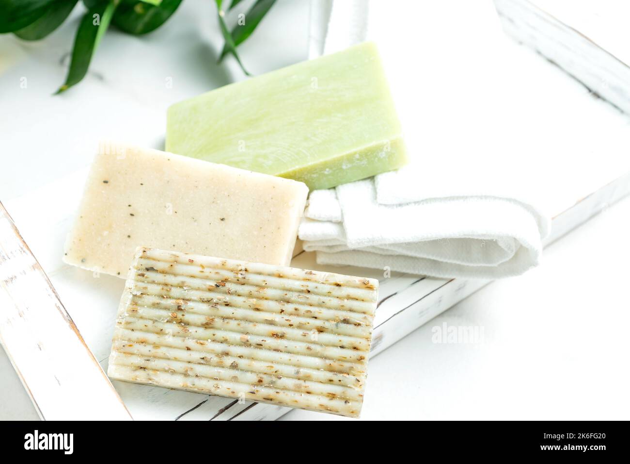 Variété de savonnettes naturelles faites à la main végétaliennes aux herbes et aux épices. Nourrit la peau douce et humide. Banque D'Images