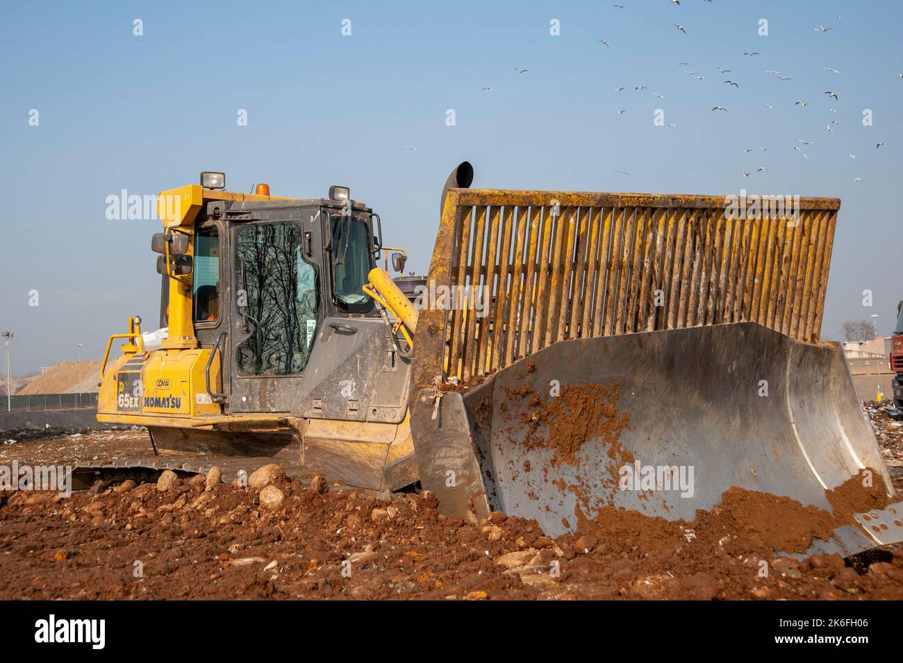 Mise en décharge des déchets municipaux. Les travailleurs qui travaillent avec des camions et des bulldozers dans les décharges de stockage des déchets. Banque D'Images