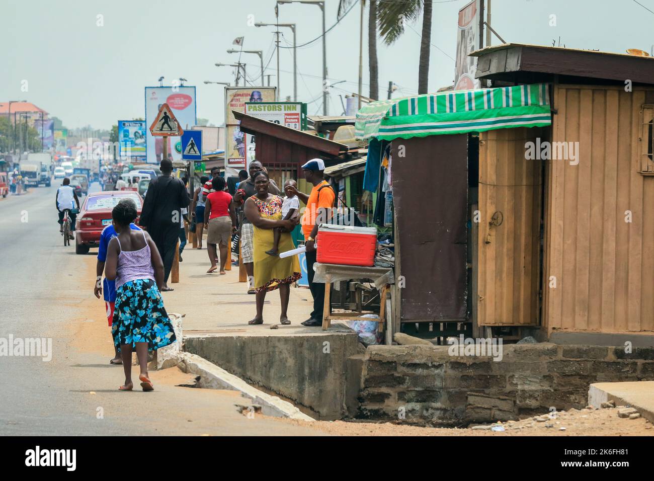 Accra, Ghana - 06 avril 2022 : les habitants africains locaux du Ghana se promo dans les activités quotidiennes des rues d'Accra Banque D'Images