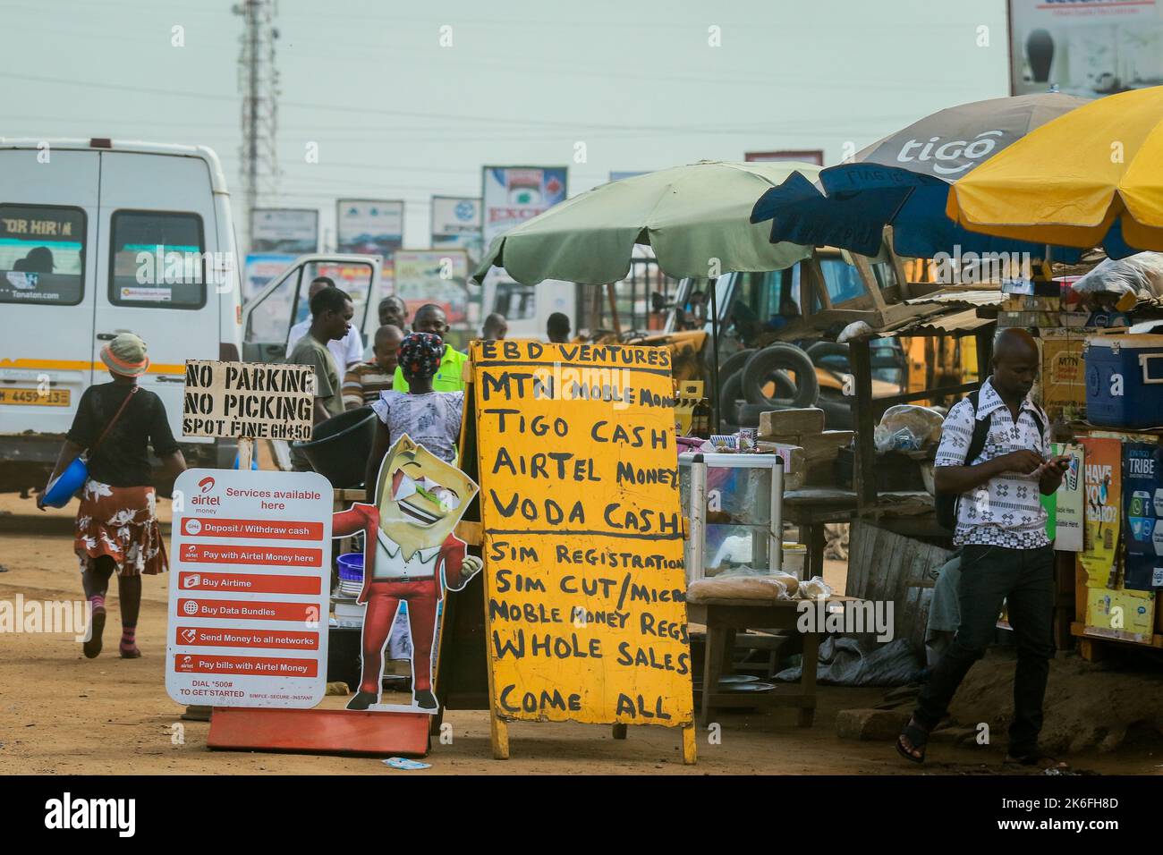 Accra, Ghana - 06 avril 2022 : les habitants africains locaux du Ghana se promo dans les activités quotidiennes des rues d'Accra Banque D'Images