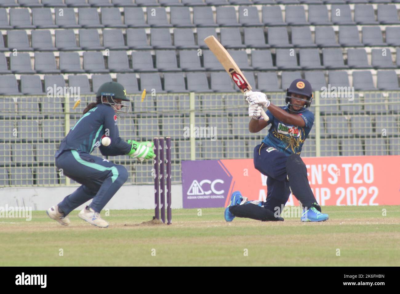 Non exclusif: 13 octobre 2022, Sylhet, Bangladesh: Un joueur srilankais se battant contre le Pakistanais lors d'un match semi-final entre le Pakistan et le Srilanka du Banque D'Images