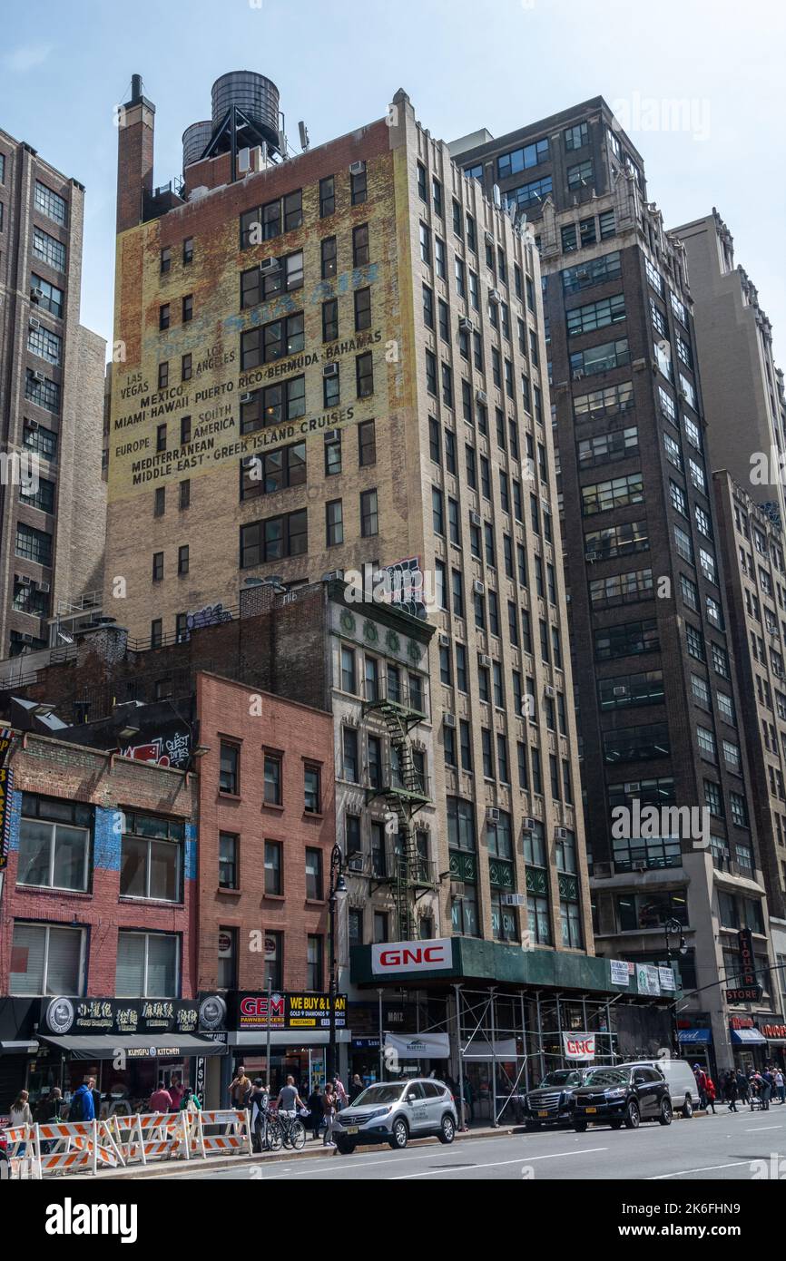 New York, États-Unis d'Amérique – 4 mai 2017. Bloc de bâtiments historiques à 600-618 8th Avenue dans le quartier Midtown de Manhattan, New Yor Banque D'Images